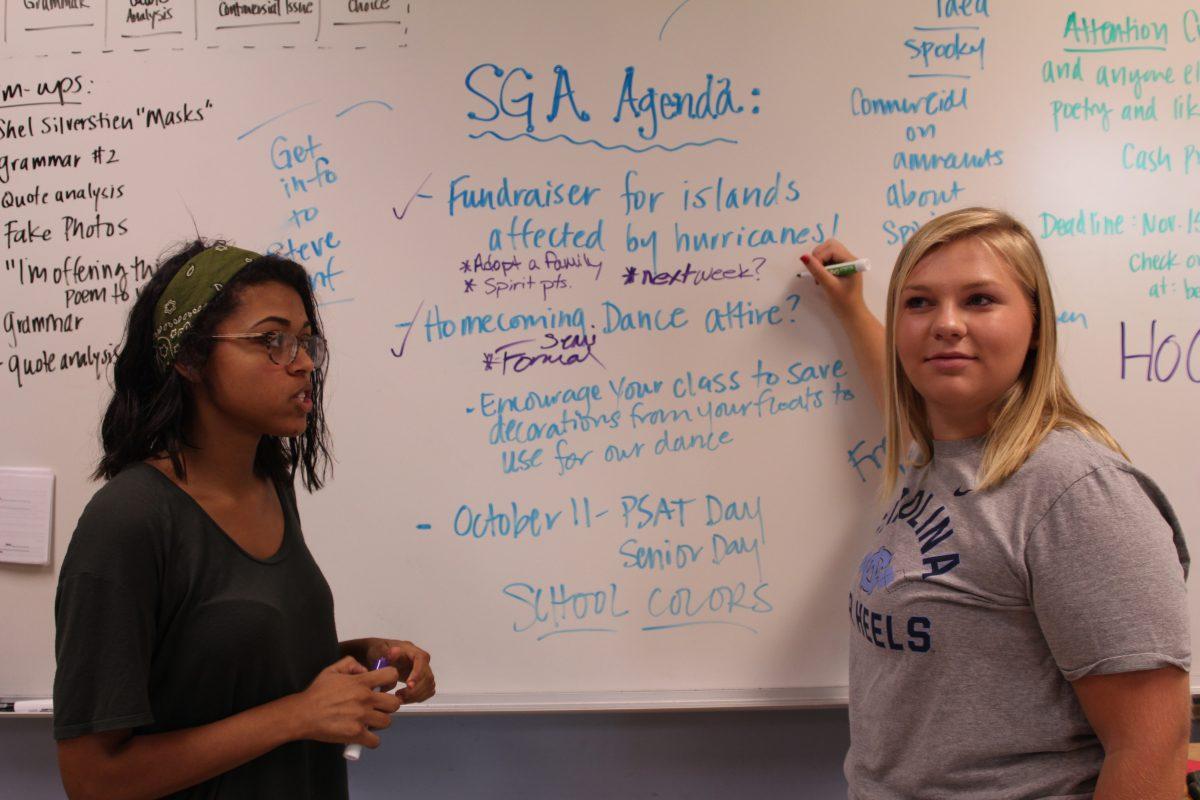Vice president Emma Strickland leads meeting about homecoming spirit days. 