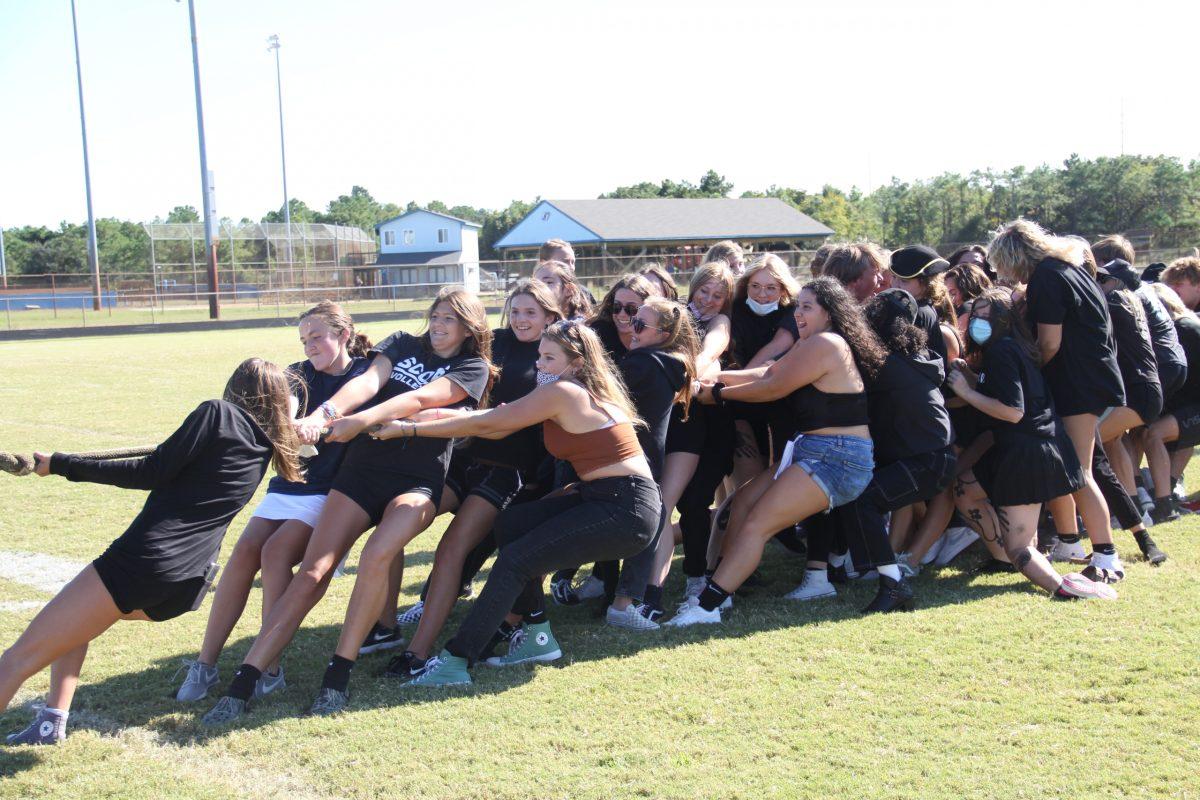 The freshman class participates in the annual tug-of-war competition at the homecoming pep rally. Emma Braithwaite/NIGHTHAWK NEWS